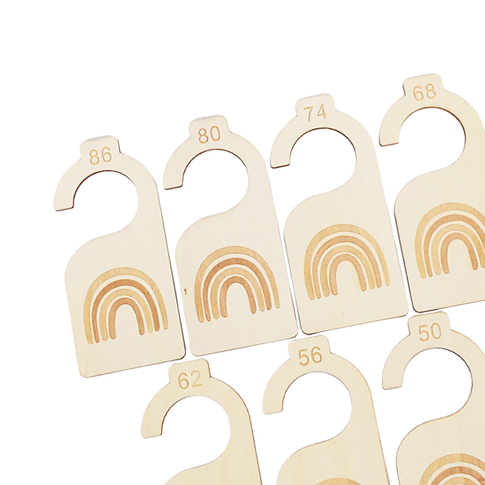 Baby Clothing Hanger Dividers - 7x ベビー服サイズハンガーオーガナイザー 愛らしい木製衣類サイズ年齢別仕分けハンガー 保育園用ハンガーオーガナイザー 保育園クローゼット用