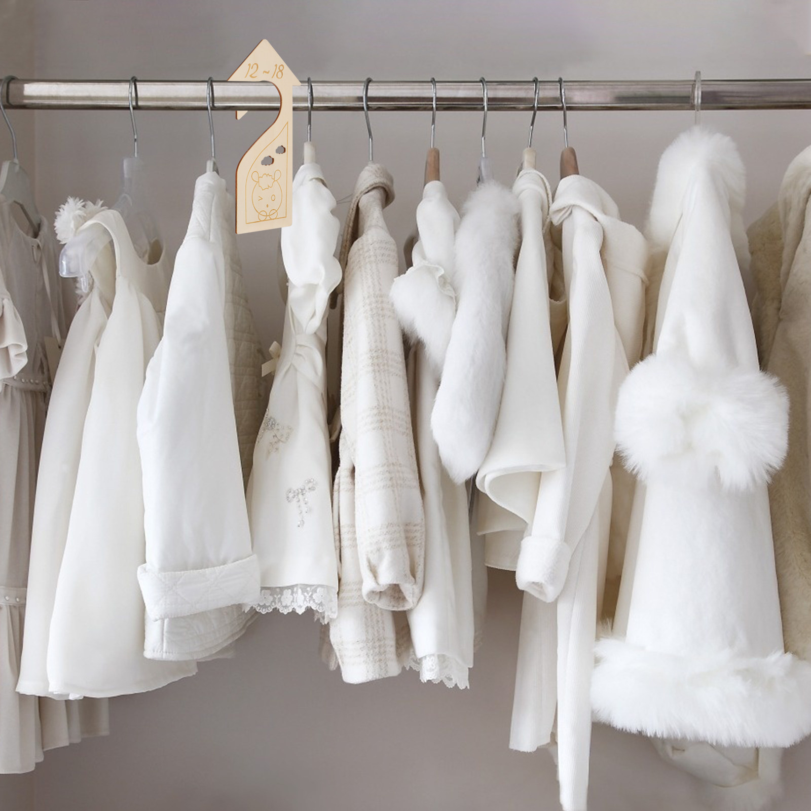 Baby Clothing Hanger Dividers - 6 個のベビー服ディバイダークローゼットサイズディバイダー木製幼児用ワードローブオーガナイザー簡単に見つけることができる衣類サイズハンガー保育園収納