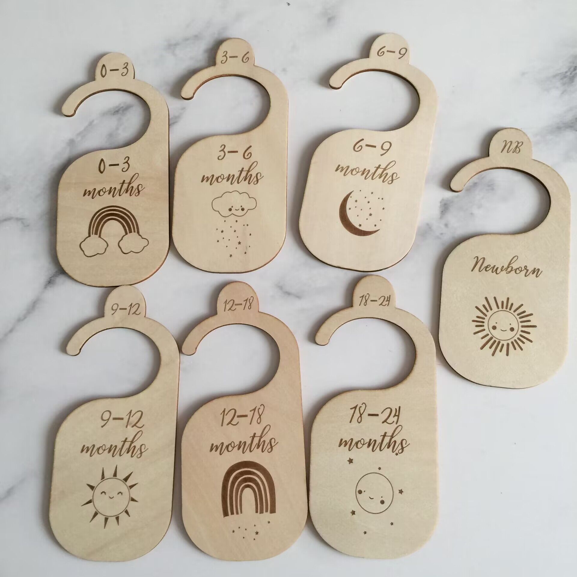 Baby Clothing Hanger Dividers - 木製ベビー服サイズディバイダーオーガナイザーハンガー、新生児用保育園装飾、乳児から24ヶ月まで対応