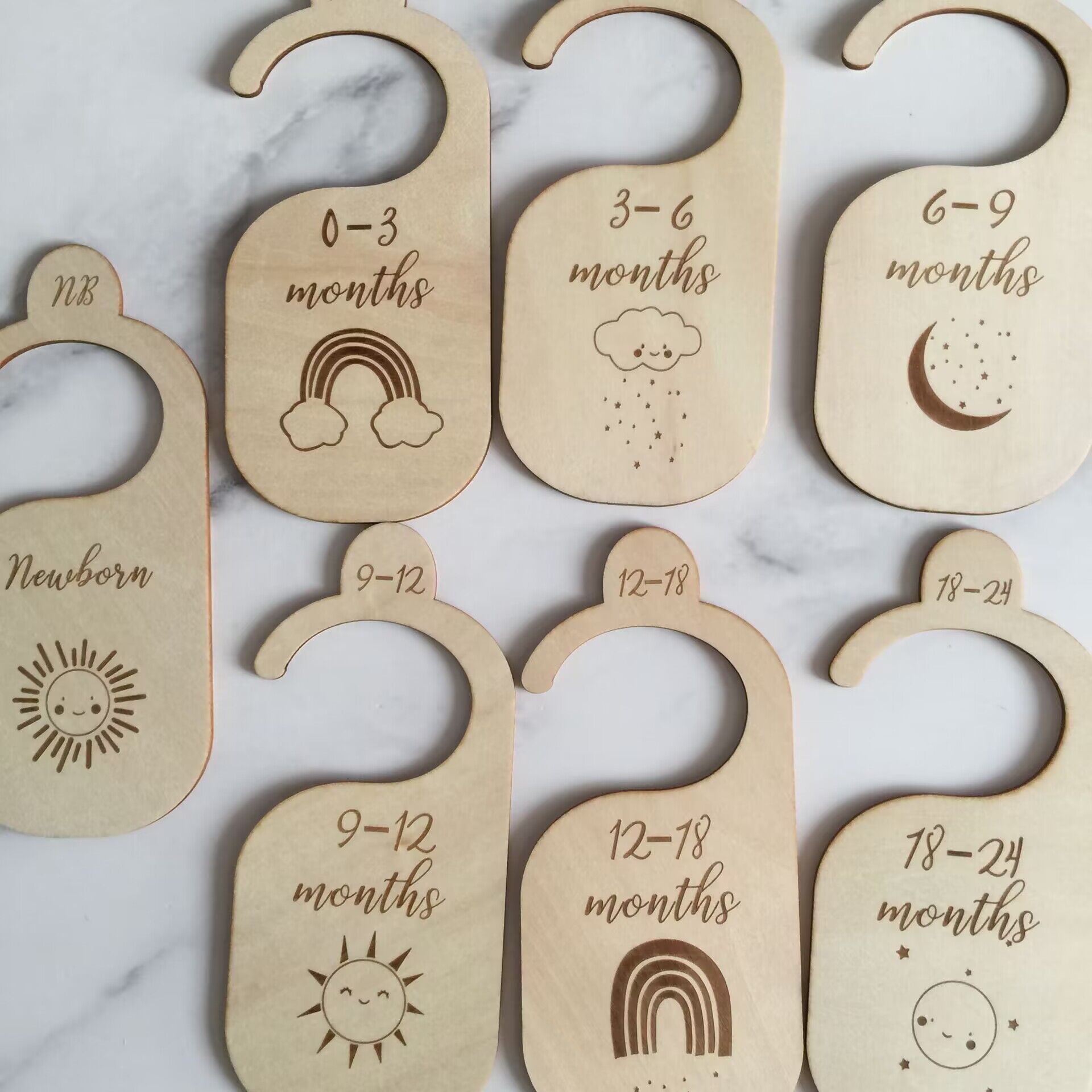 木製ベビー服サイズディバイダーオーガナイザーハンガー、新生児 - Baby Clothing Hanger Dividers のレビューと価格