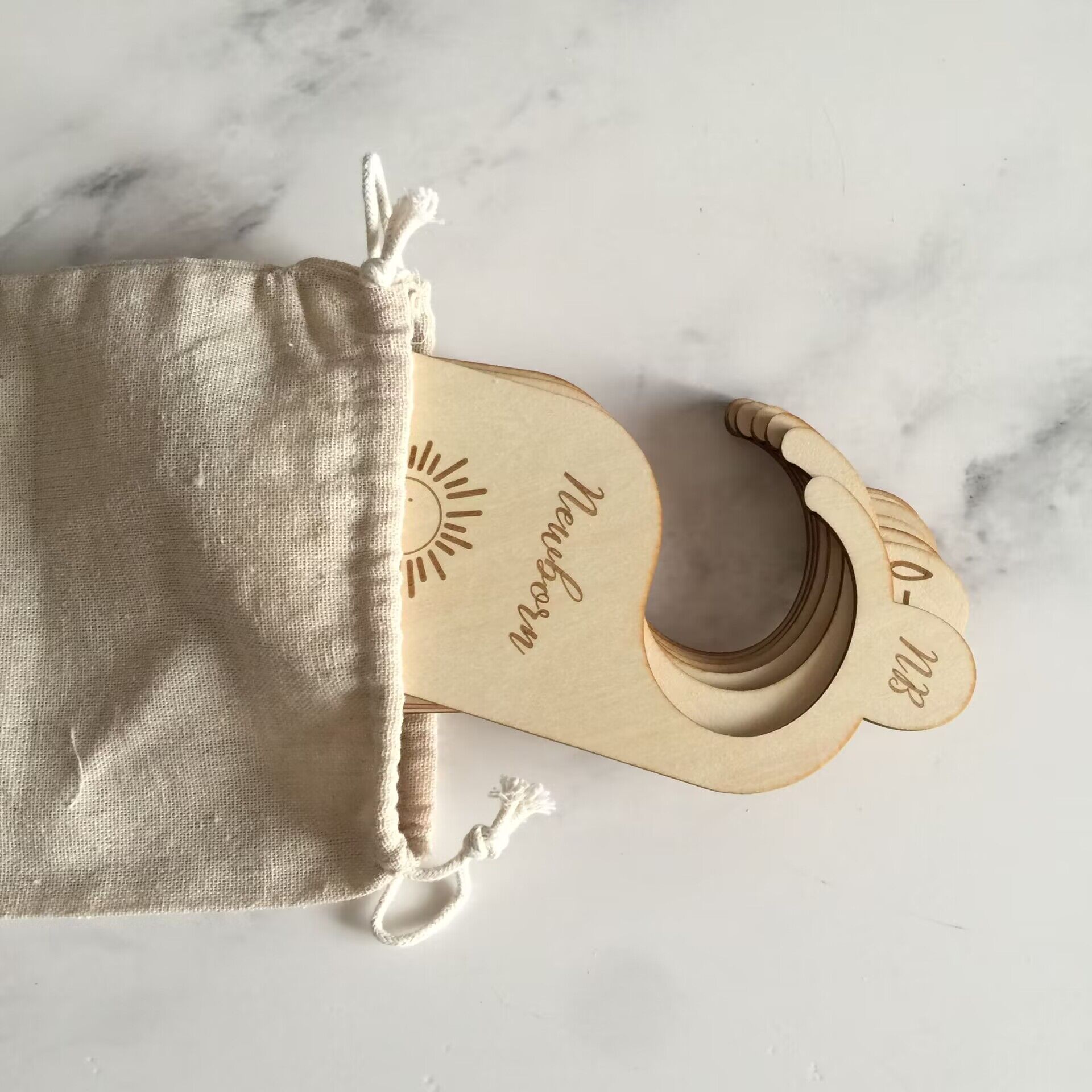 木製ベビー服サイズディバイダーオーガナイザーハンガー、新生児 - Baby Clothing Hanger Dividers のレビューと価格