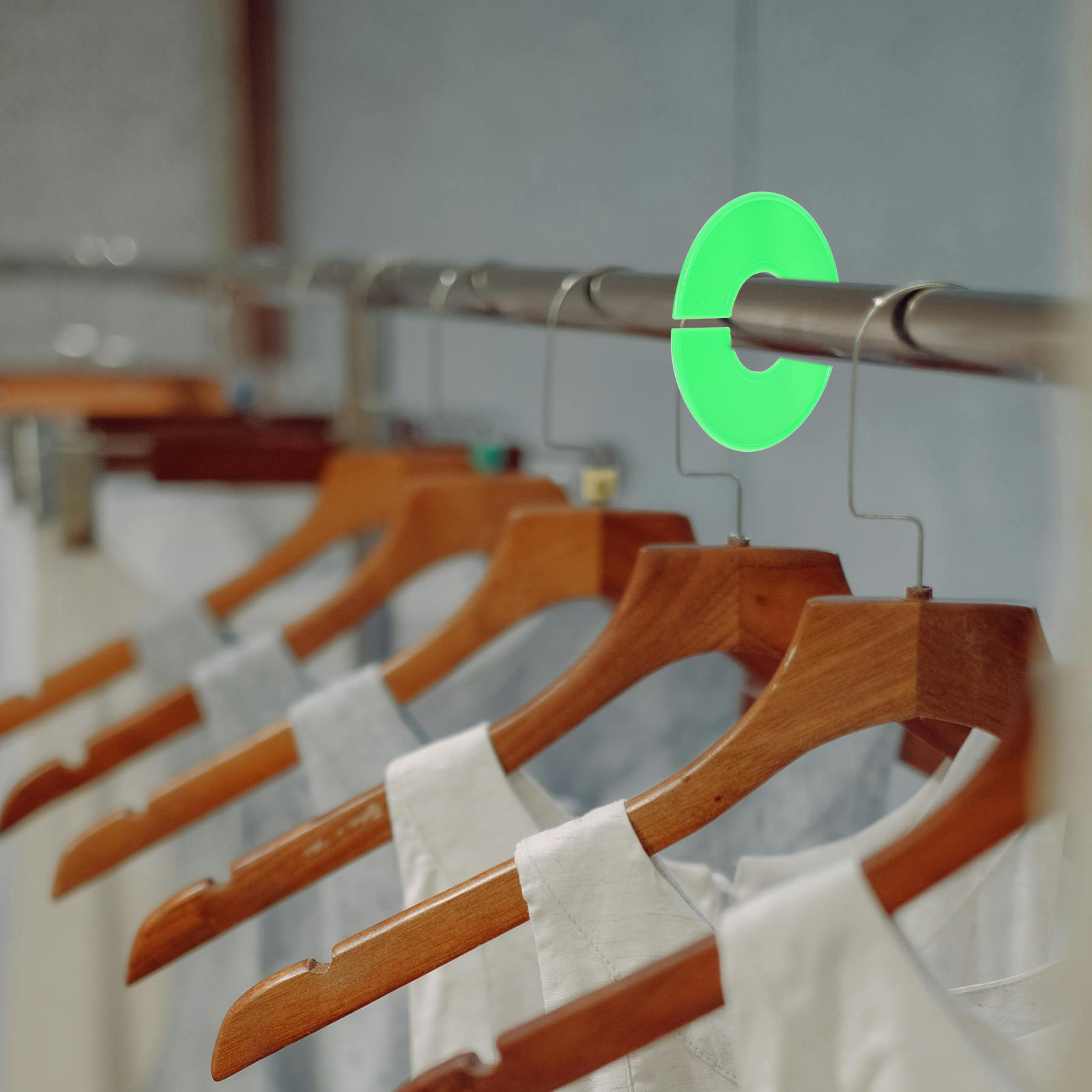 20 個グリーンラウンド衣類ディバイダープラスチック空白ハン - Baby Clothing Hanger Dividers のレビューと価格