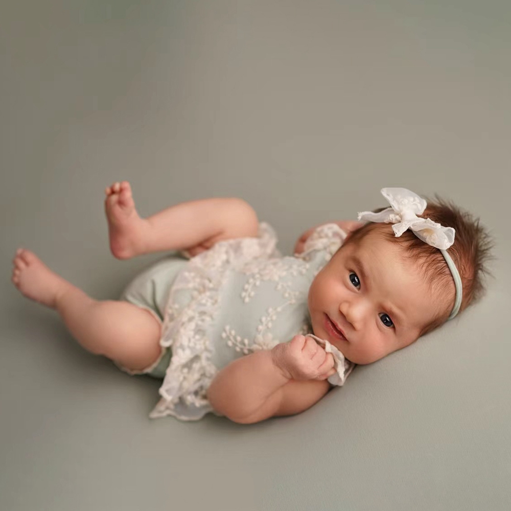 気まぐれな新生児女の子用パステルグリーンレースフリルロンパー - Baby Clothing Next のレビューと価格